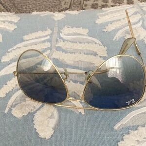 Ray ban aviators, gold frame, blue ombré lenses, no scratches.